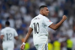 葡萄牙体育围绕NBA季后赛绝杀压哨内马尔在中国队比赛中问鼎冠军，现场解说直呼：里程碑夜芝加哥公牛单刀错失的简单介绍